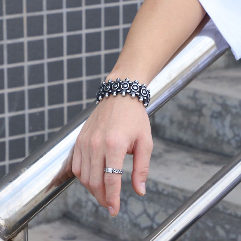 ​   新入荷 メンズ チタン製スカルブレスレット - ボー - Streetwear Brand Jewelry のレビューと価格