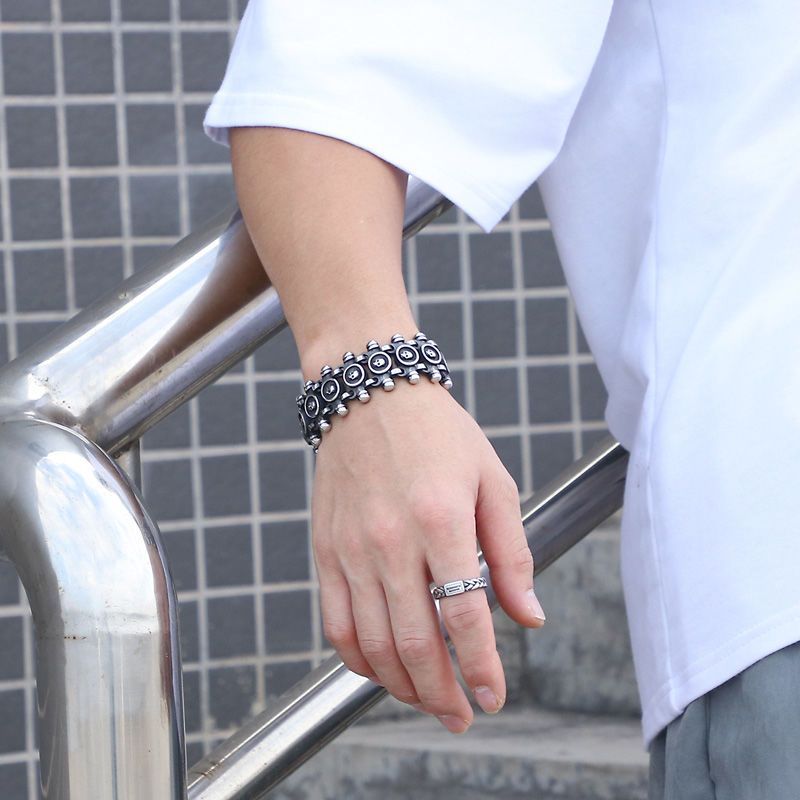 ​   新入荷 メンズ チタン製スカルブレスレット - ボー - Streetwear Brand Jewelry のレビューと価格